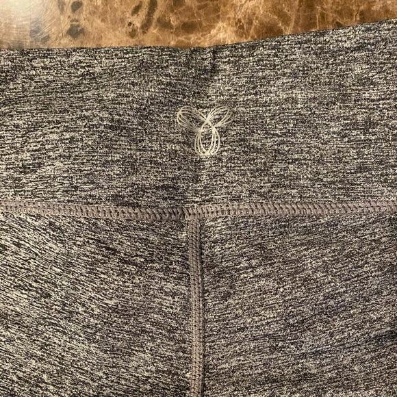 Aritzia TNA Leggings - Picture 3 of 4